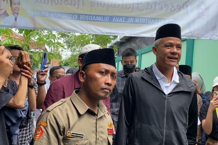 Calon presiden nomor urut 3 Ganjar Pranowo memulai rangkaian kampanyenya di Kabupaten Cilacap dan Banyumas, Jawa Tengah, dengan berkunjung ke Pondok Pesantren Al Ihya Ulumuddin, Cilacap, Selasa (8/1/2024) pagi.
