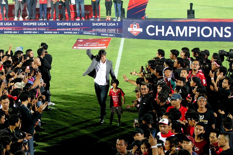 Stefano Cugurra menyalami suporter setelah dinobatkan sebagai pelatih terbaik Liga 1 2019 di Stadion Kapten I Wayan Dipta Gianyar, Bali, Minggu (22/12/2019) malam. 