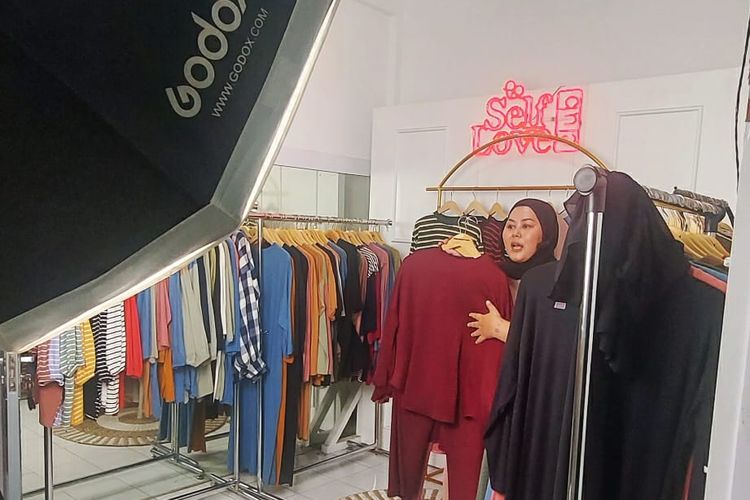 Live di berbagai platform jadi strategi Femon Ritch meningkatkan angka penjualan.