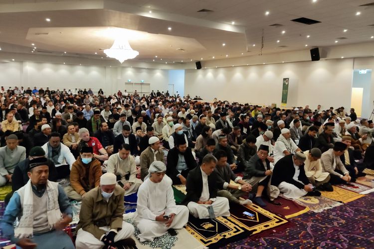 Ribuan orang menguikuti shalat Idul Fitri 1 Syawal 1443 H di Diamond Venues, Sydney, Australia, pada Senin (2/5/2022). 