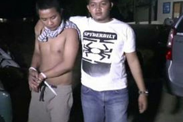 Setelah sempat terlibat kejar-kejaran, aparat Polres Polewali Mandar akhirnya berhasil membekuk Rusman alias Ammang seorang pengedar sabu di Kecamatan Wonomulyo, Senin (26/10/2015) dini hari.