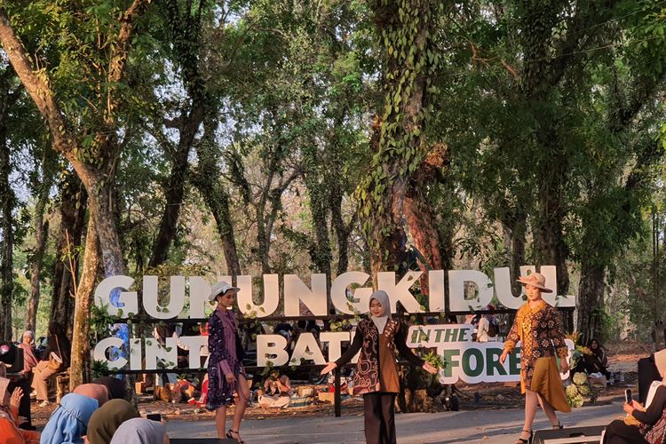 Ratusan Model Dadakan Peragakan Batik di Tengah Hutan Gunungkidul