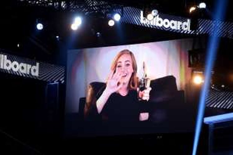 Adele menerima penghargaan Top Billboard 200 Album untuk album 25 pada Billboard Music Awards 2016 di T-Mobile Arena, Las Vegas, Nevada, Minggu (22/5/2016).
