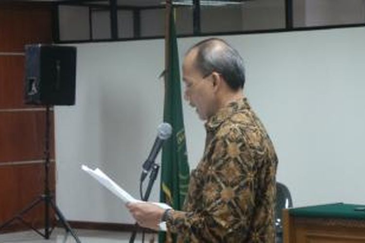 Mantan Deputi Gubernur Bank Indonesia Budi Mulya saat membacakan nota pembelaan atau pledoi pribadi di Pengadilan Tindak Pidana Korupsi Jakarta, Senin (30/6/2014). 