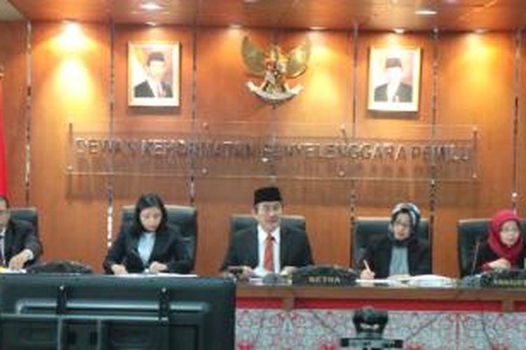 Sidang Dewan Kehormatan Penyelenggara Pemilu (DKPP), Senin (26/10/2015), di Jakarta.