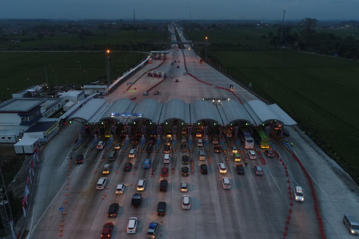 Foto udara situasi Gerbang Tol Palimanan, Palimanan, Jawa Tengah, Sabtu (24/6/2017) pukul 17.45. Kondisi di gerbang tol ini terpantau sepi lancar