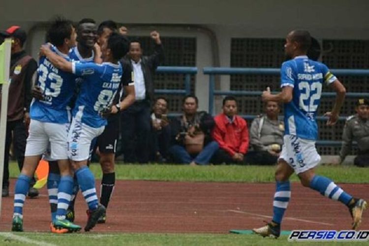 Para pemain Persib Bandung merayakan gol Ezechiel NDouasel ke gawang PS TIra pada pertandingan Liga 1 di GBLA, Senin (26/3/2018) sore.