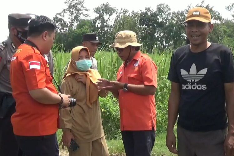 Pelaku RY (kaus hitam topi coklat) dalam proses olah tempat kejadian perkara, lokasi temuan bayi dalam kardus di Tulungagung Jawa Timur, Senin (20/03/2023).