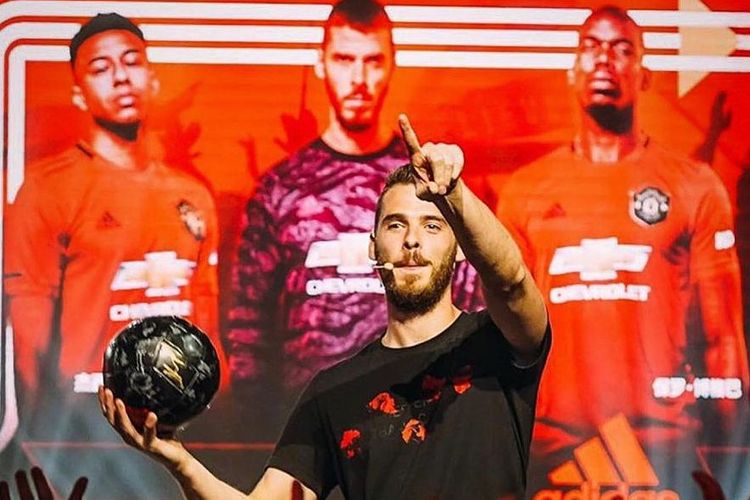 Kiper Manchester United, David De Gea, saat menyapa para fans dalam tur pramusim Setan Merah pada musim panas 2019.