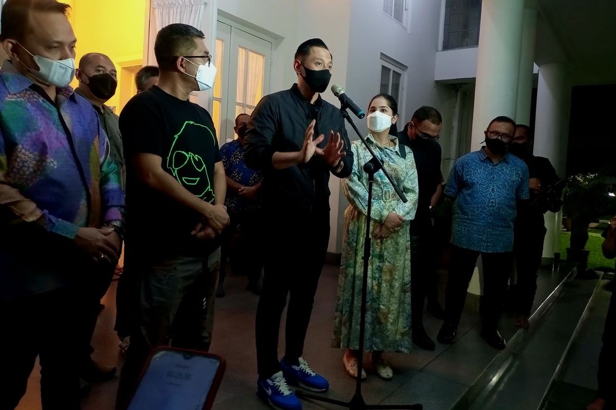 Ketua Umum Partai Demokrat Agus Harimurti Yudhoyono dan Ketua Srikandi Demokrat Annisa Larasati Pohan usai bersilaturahim ke Gubernur Sumut Edy Rahmayadi di rumah dinasnya, Minggu (15/5/2022) malam