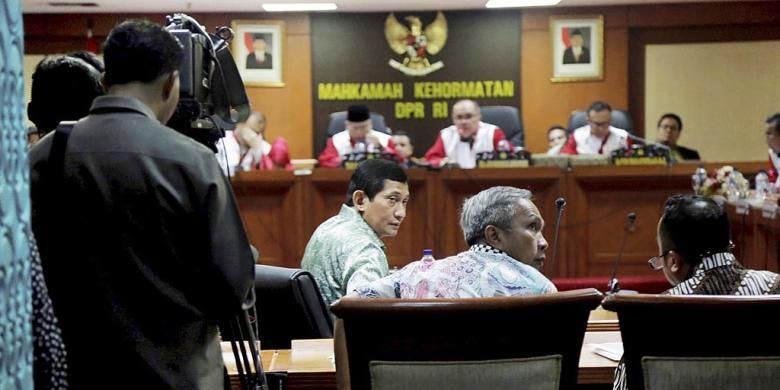 Direktur Utama PT Freeport Indonesia Maroef Sjamsoeddin hadir memberi keterangan pada sidang lanjutan perkarabpencatutan nama Presiden dan Wakil Presiden, di Mahkamah Kehormatan Dewan, Gedung MPR DPR, Jakarta, Kamis (3/12/2015). Saat memberi keterangan itu ia mengaku telah menyerahkan telepon gengam yang digunakan untuk merekam kepada penyidik Jaksa Agung Pidana Khusus di Jakarta pada Rabu (2/12) malam.