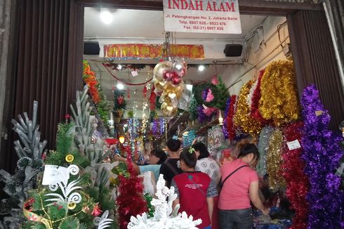 Jelang Akhir Tahun, Penjual Pernak-pernik di Asemka Sulap Toko Bertema Natal