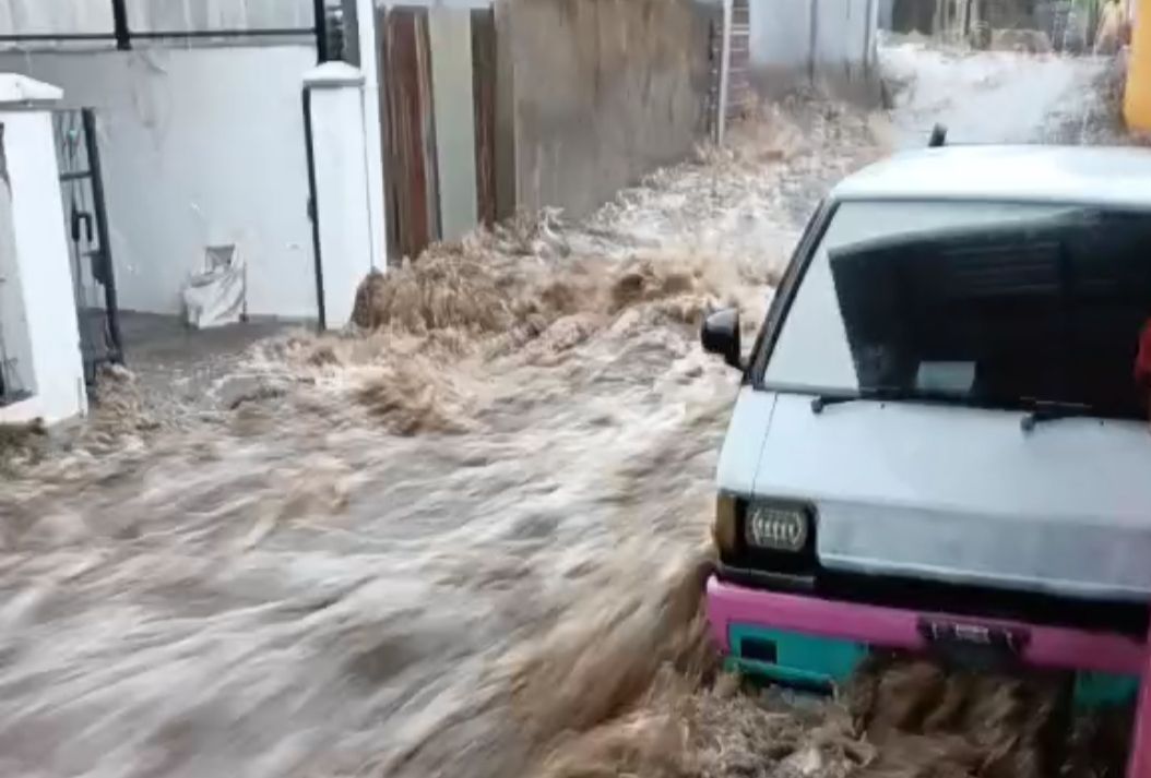 200 Anggota Polisi Bantu Evakuasi Warga Terdampak Banjir di Padang