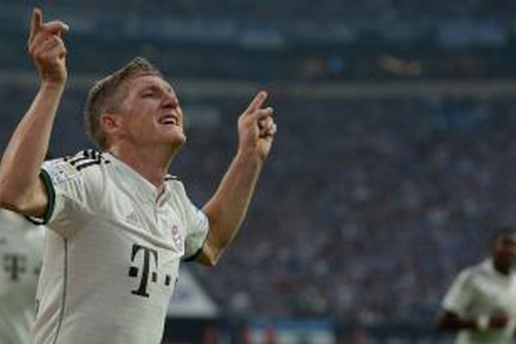 Gelandang Bayern Muenchen Bastian Schweinsteiger merayakan golnya ke gawang Schalke, pada lanjutan Bundesliga, di Veltins Arena, Sabtu (21/9/2013).
