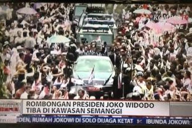 Mobil yang membawa Presiden Jokowi dan rombongan berjalan pelan saat tiba di kawasan Semanggi, Senin (20/10/2014) siang dalam perjalanan ke Bundaran HI karena massa tumpah ruah ke jalan.