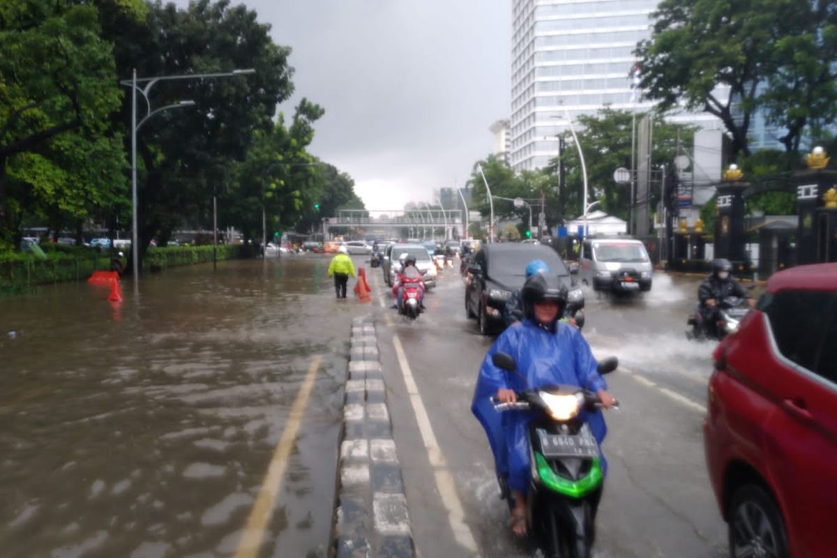 Pantauan banjir di Jalan Medan Merdeka Timur, Jakarta Pusat, Selasa (18/1/2022).