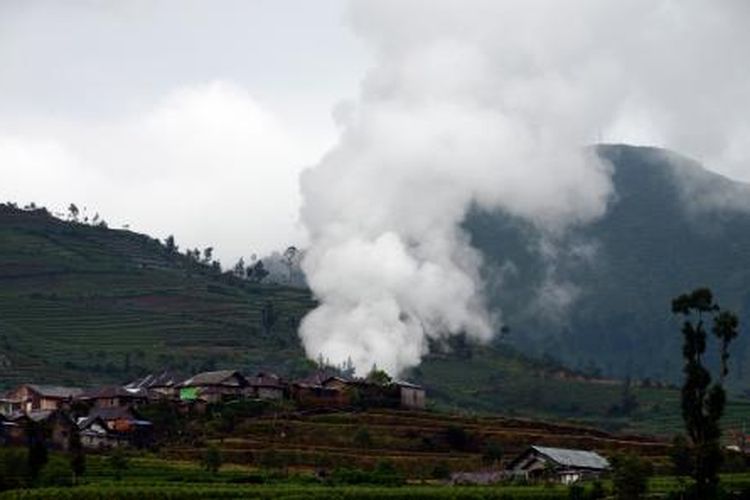 Aktivitas Kawah Timbang - Semburan asap dari Kawah Timbang yang mengandung H2S membumbung tinggi di Dusun Simbar, Desa Sumberejo, Kecamatan Batur, Kabupaten Banjarnegara, Jawa Tengah, Selasa (2/4). Semburan asap dari Kawah Timbang tersebut merupakan terbesar dalam jangka waktu 30 tahun terakhir. 