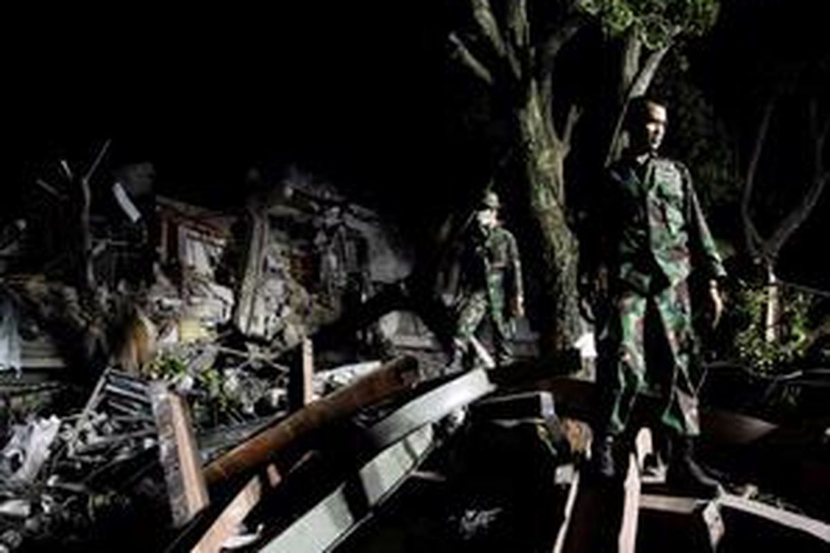 Proses evakuasi korban gempa di Hotel Ambacang, Padang, Sumatera Barat, Jumat, (2/10). Diperkirakan ratusan korban masih terjebak di reruntuhan bangunan hotel ini. Gempa bumi berskala 7,6 skal richter yang mengguncang Padang mengakibatkan sedikitnya 500 orang meninggal dan ribuan bangunan hancur. KOMPAS IMAGES/KRISTIANTO PURNOMO  