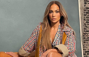 Gaya Jennifer Lopez Kenakan Trench Coat Tanpa Pakai Celana