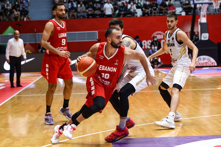 Pemain timnas basket Lebanon, Ali Mansour mencoba melewati pemain timnas basket Yordania pada laga semifinal FIBA Asia Cup 2022 di Istora Senayan, Jakarta, Sabtu (23/7/2022). Lebanon melaju ke final setelah menang dengan skor 86-85.