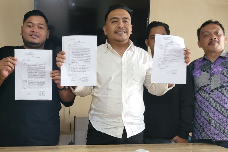 Penasihat hukum AY, Esa Caesar Farandi Angesti, menunjukkan surat laporan kepolisian di Banyumas, Jawa Tengah, Sabtu (26/10/2024).