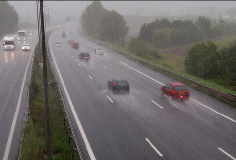 Ban Gundul dan Kurang Tekanan Udara Bisa Tingkatkan Risiko Kecelakaan di Musim Hujan