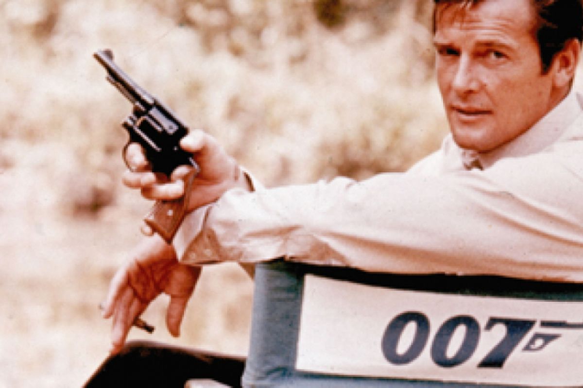 Roger Moore sebagai James Bond