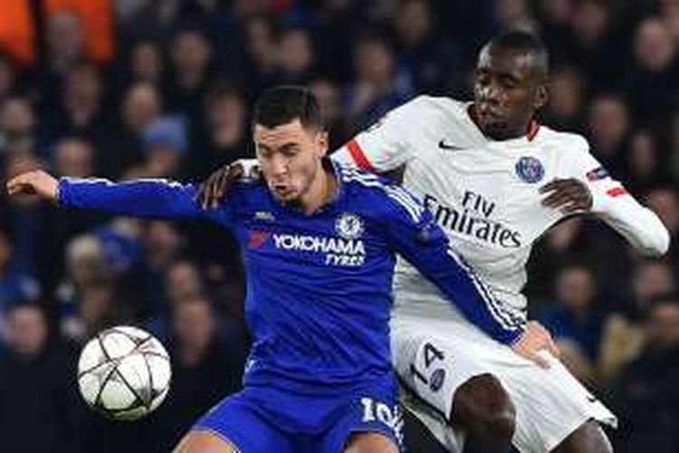 Gelandang Chelsea, Eden Hazard (kiri), berduel dengan gelandang Paris Saint-Germain, Blaise Matuidi, pada laga leg kedua babak 16 besar Liga Champions di Stadion Stamford Bridge, Rabu (9/3/2016).