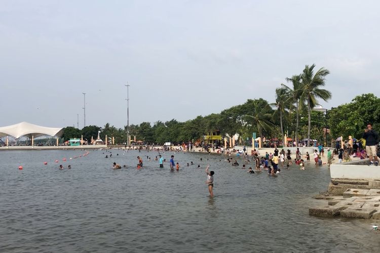 Suasana pengunjung di Pantai Ancol, Senin (2/5/2022). Objek wisata ini menjadi salah satu tempat favorit pengunjung di masa libur Lebaran 2022. 
