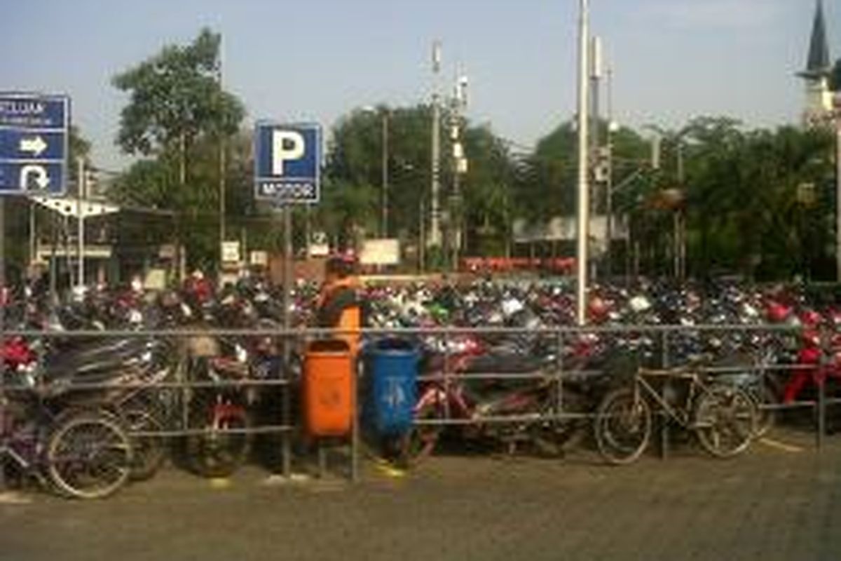 Lahan parkir di Sarinah Thamrin Plaza, Jakarta Pusat, Rabu (12/11/2014).