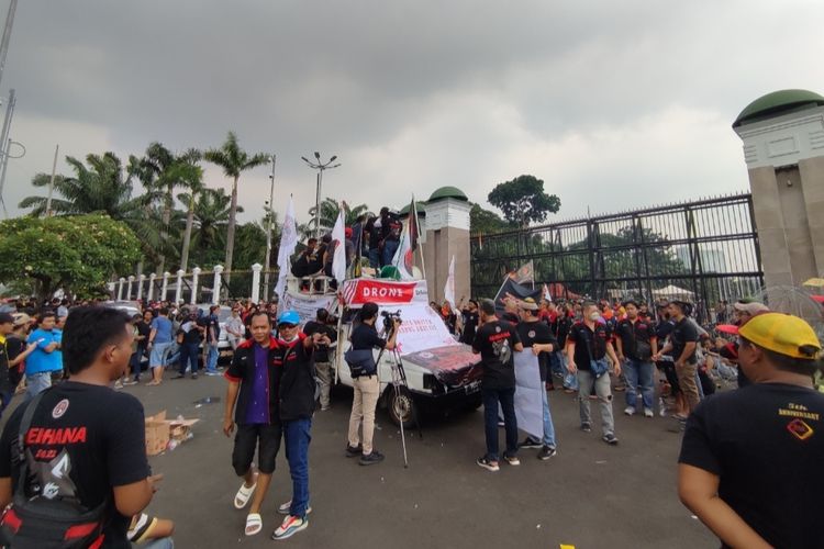 Sejumlah sopir taksi online tampak mulai menggelar aksi unjuk rasa di depan Gedung DPR/MPR, Senayan, Jakarta, Rabu (21/9/2022). 