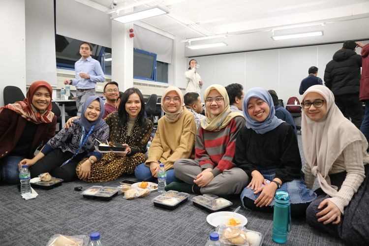 Nadia (ketiga dari kiri) ketika menghadiri acara buka puasa bersama perhimpunan Pelajar Indonesia di UK (PPI UK) di Queen Mary University, London.