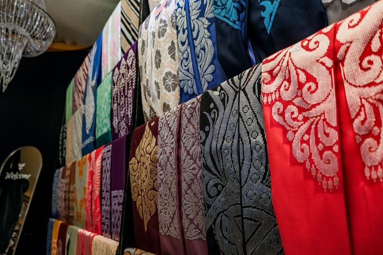 Karawo, seni sulaman tangan atau kain tradisional khas Gorontalo.