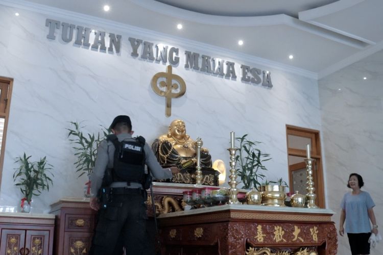 Puluhan personil polisi sterilisasi pengamanan ibadah pada hari raya Waisak di Vihara Parama Maitreya, Pemalang.