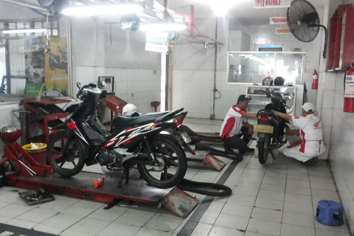 Salah satu motor bebek Honda yang sedang diservis di salah satu bengkel AHASS di Depok, Rabu (16/1/2018).