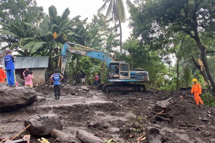 Foto : Tim SAR gabungan mencari satu orang korban banjir di Desa Inerie, Kecamatan Inerie, Kabupaten Ngada, NTT.