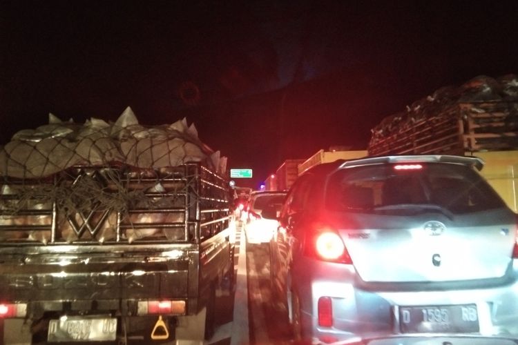 Kendaraan mengular di tol Jakarta-Cikampek mulai kilometer 49 arah menuju Jakarta.