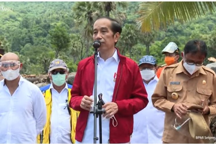  Presiden Joko Widodo (Jokowi) mendatangi lokasi bencana banjir bandang di Desa Amakaka, Kabupaten Lembata, NTT, Jumat (9/4/2021).