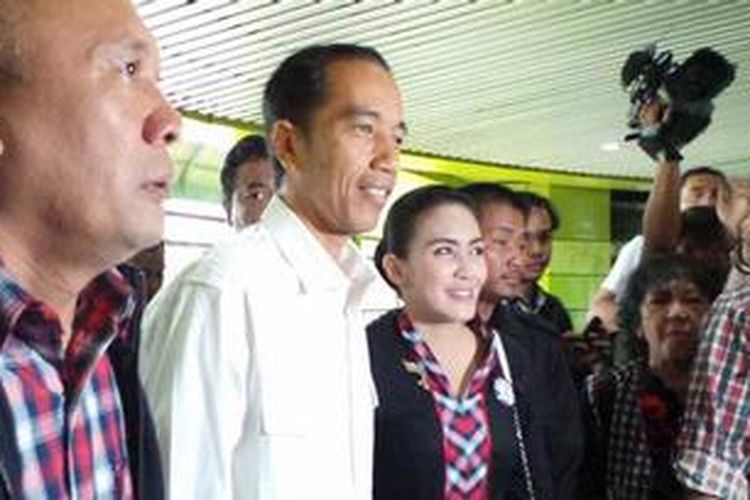 Ilustrasi: Gubernur DKI Jakarta Joko Widodo (tengah) bersama cagub cawagub Jawa Barat Rieke Diah Pitaloka dan Teten Masduki, di Stasiun Gambir, Jakarta, Santu (16/2/2013).