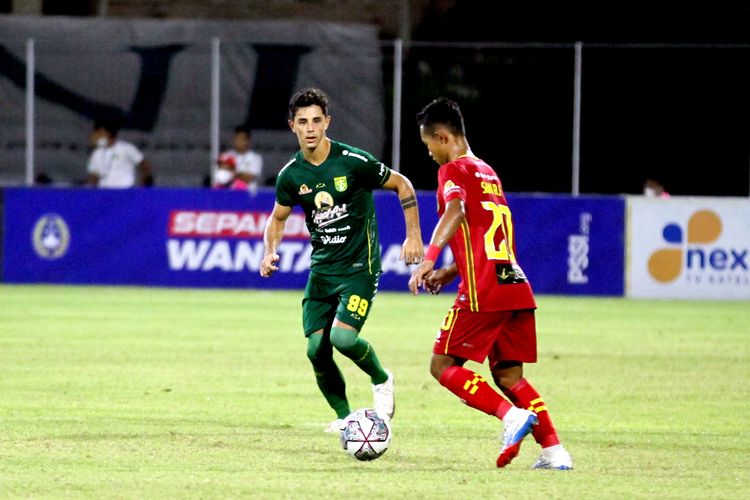 Pemain asing Persebaya Surabaya Bruno Moreira menjaga pemain Bhayangkara FC pada pertandingan pekan 20 Liga 1 2021-2022 yang berakhir dengan skor 2-1 di Stadion I Gusti Ngurah Rai Denpasar, Selasa (18/1/2021) malam.