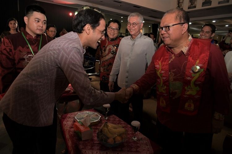 Menteri Pendidikan dan Kebudayaan, Nadiem Makarim bersalaman dengan komunitas peranakan Tionghoa dalam acara Perayaan Imlek Bersama di Kementerian Pendidikan dan Kebudayaan, Jakarta, Kamis (6/2/2020).