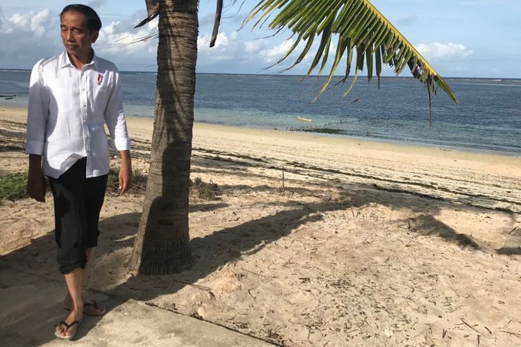 Presiden Joko Widodo saat berjalan di Pantai Nemberala, Rote Ndao, NTT, Selasa (9/1/2018).