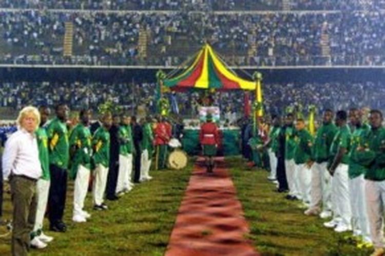 Jenazah Marc-Vivien Foe saat disemayamkan di Stadion Amadou Ahidjo, Younde, Kamerun pada 6 Juli 2003, sebelum dimakamkan.