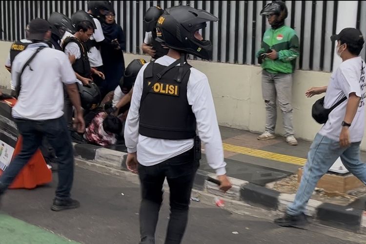 Demo di Sudirman Jakpus Ricuh, Satu Demonstran Sempat Ditangkap Aparat