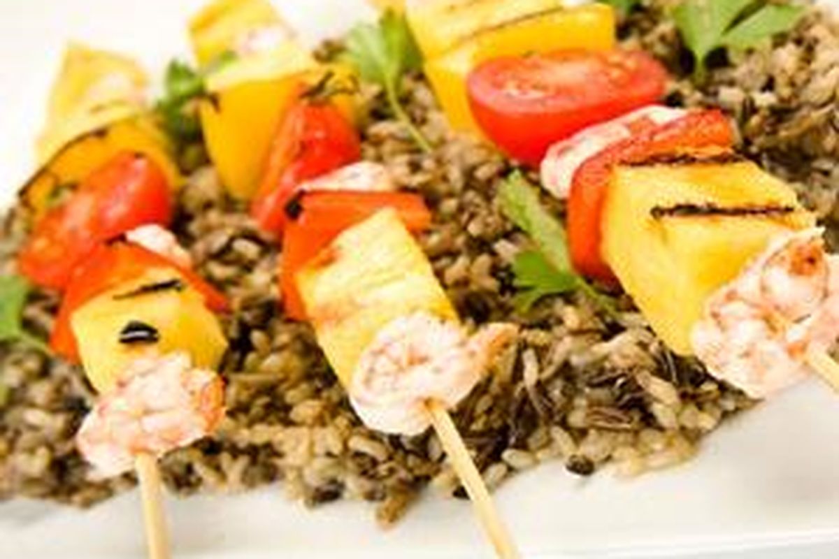 Nasi merah dan sayuran kaya warna.