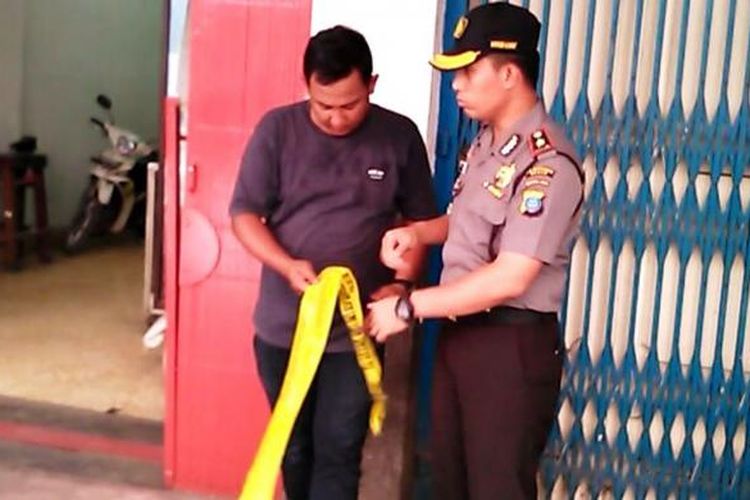Personel Polsekta Medan Barat mencabut police line di tempat kejadian perkara penembakan Kuna di Jalan Ahmad Yani, Kelurahan Kesawan, Medan Barat pada Rabu (25/1/2017).