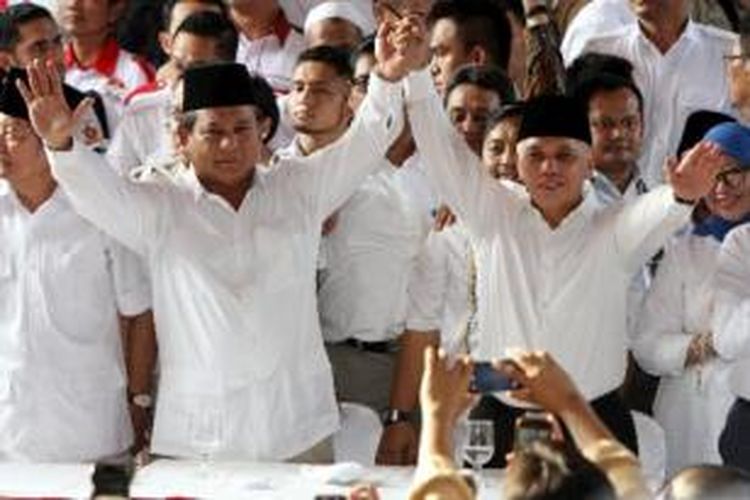Bakal capres Prabowo Subianto dan bakal cawapres Hatta Rajasa, melambaikan tangan saat acara deklarasi pencapresan mereka di Jakarta Timur, Senin (19/5/2014). Prabowo dan Hatta yang diusung enam partai, yaitu Gerindra, PAN, PKS, PPP, Golkar, dan PBB ini akan mendaftarkan diri ke KPU pada Selasa esok hari.  