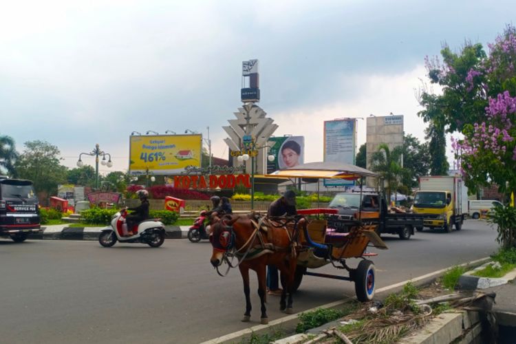 Angkutan tak bermotor Delman menunggu penumpang di depan bunderan Tarogong yang jadi jalan masuk ke Pusat Kota Garut, Rabu (20/04/2022)