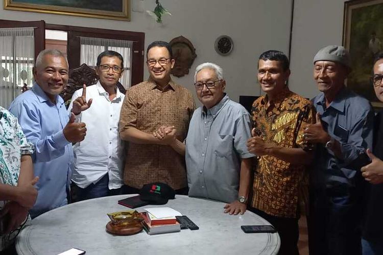 Anies Baswedan kembali berkunjung di Kota Solo, Jawa Tengah, bertemu dengan pendiri Mega Bintang Mudrick M Sangidu. Pertemuan dibalut dengan silaturahmi kekeluargaan terjadi pada Senin (14/11/2022).