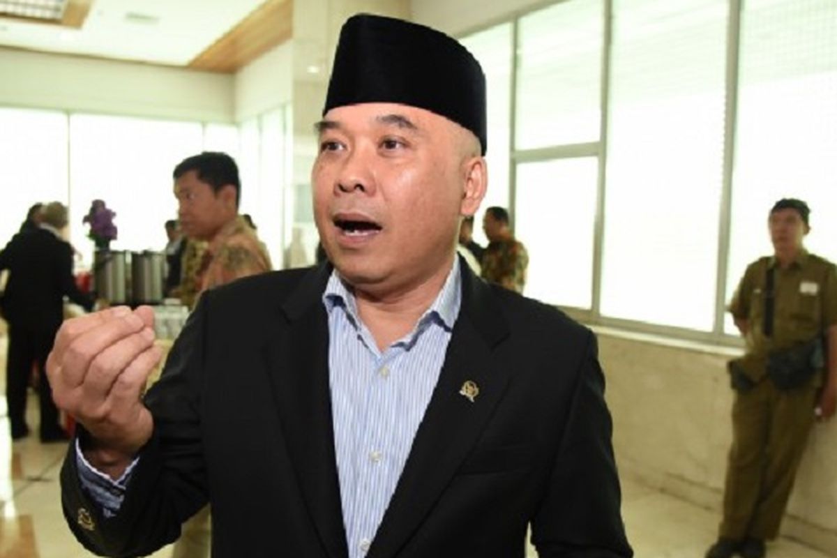 DPR mengimbau kepada semua pihak untuk bersikap kritis menyikapi semua wacana kebijakan cukai plastik.